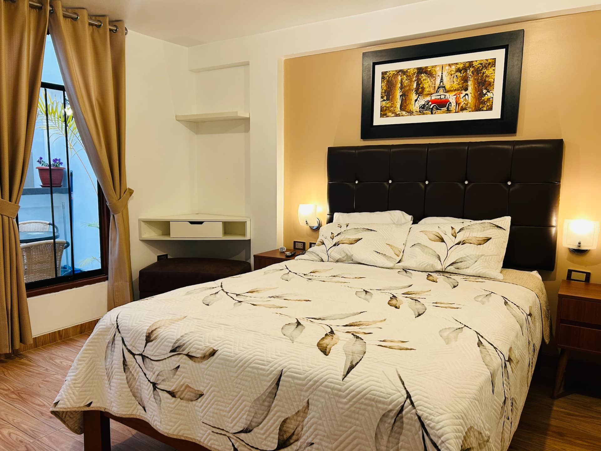 Dormitorio principal con cama queen