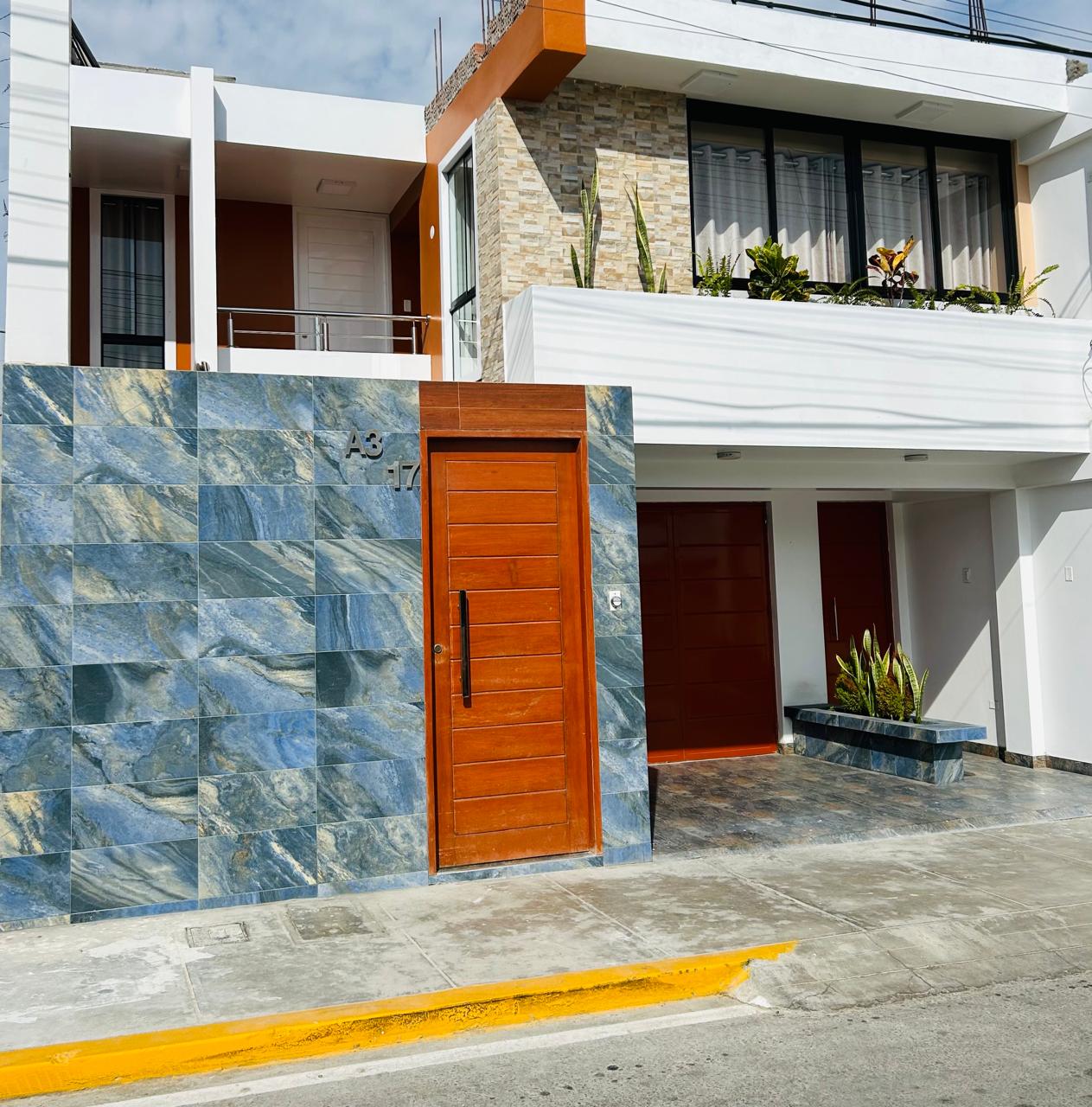 Fachada real de Casa Rocio en Nuevo Chimbote